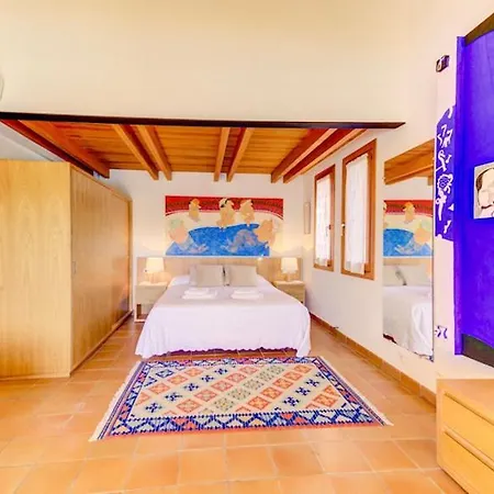 Villa Sleeps 6 With Pool Air Con And Wifi