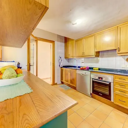Villa Sleeps 6 With Pool Air Con And Wifi
